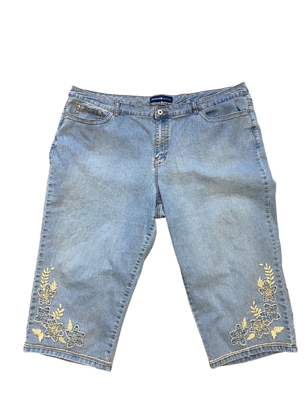 AVENUE JEANS Women's plus size 24 Light Blue Embroidered Denim Capri Pants